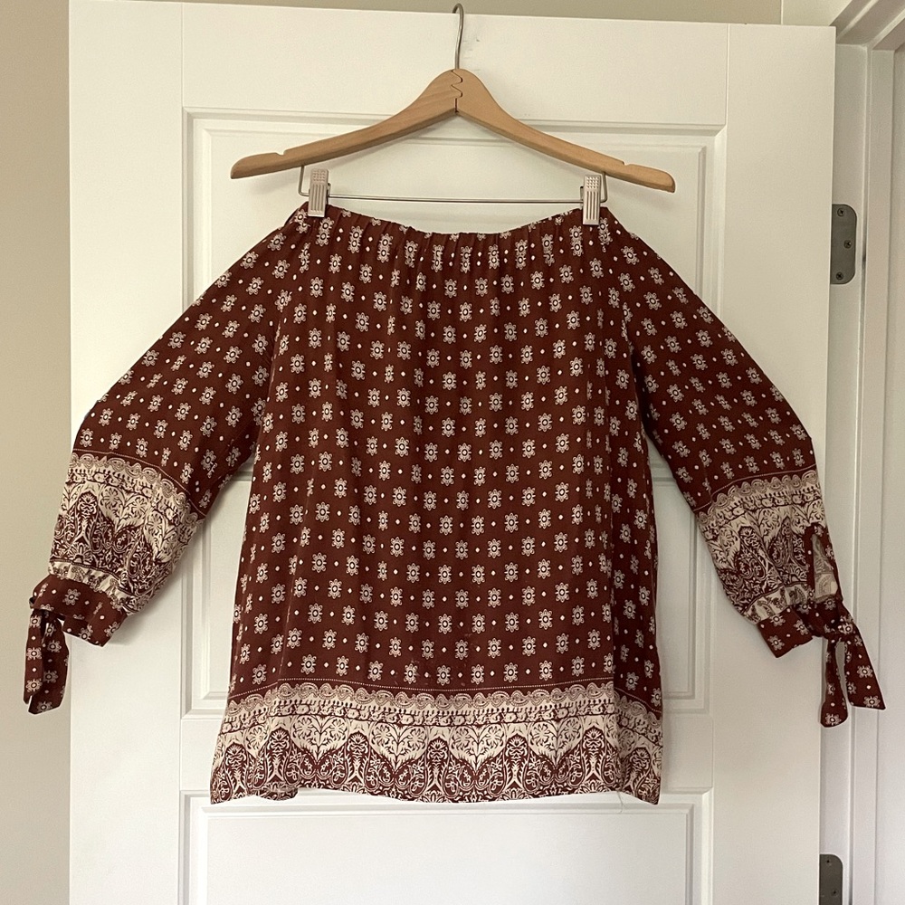 Adorable off-the-shoulder too with 3/4 peasant-style tie sleeves.